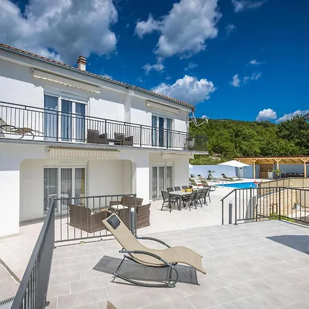 5 Bedroom Cozy In Feriehus