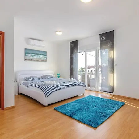 5 Bedroom Cozy In Feriehus Selce