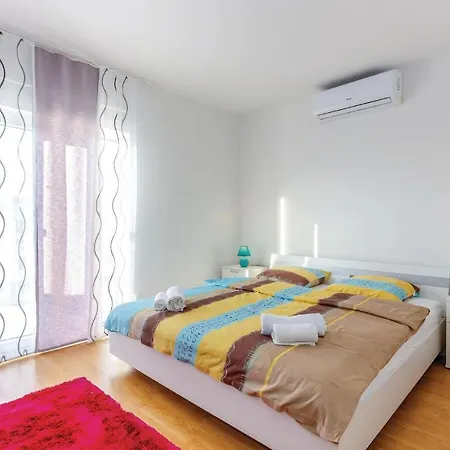 Holiday home 5 Bedroom Cozy In