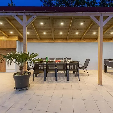 5 Bedroom Cozy In Holiday home Selce