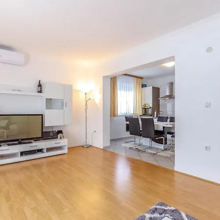 5 Bedroom Cozy In Holiday home *