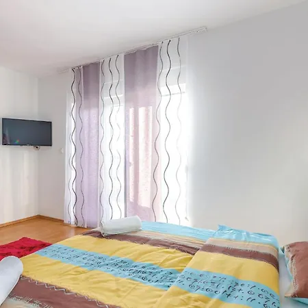 5 Bedroom Cozy In Holiday home *