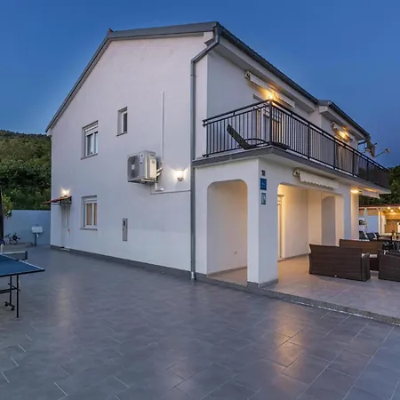 5 Bedroom Cozy In Selce