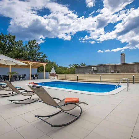 5 Bedroom Cozy In Holiday home Selce