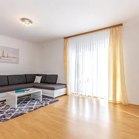 Holiday home 5 Bedroom Cozy In Selce