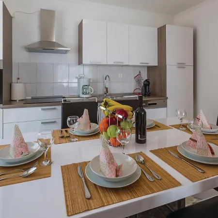 5 Bedroom Cozy In Holiday home Selce
