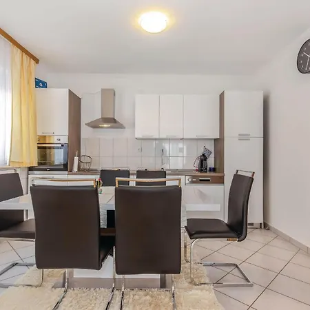 Holiday home 5 Bedroom Cozy In Selce